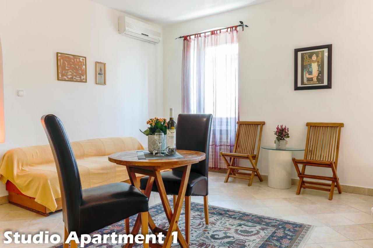 Art Apartments Врсар Экстерьер фото